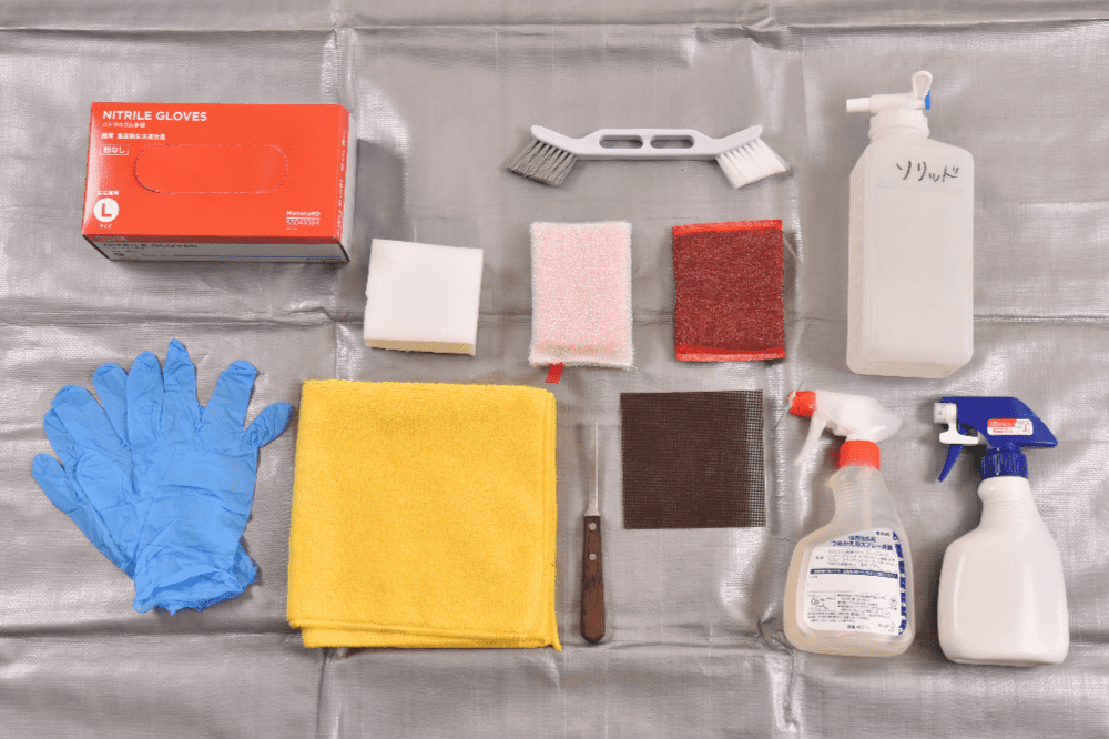 洗面所クリーニングの専用の洗剤と道具の写真