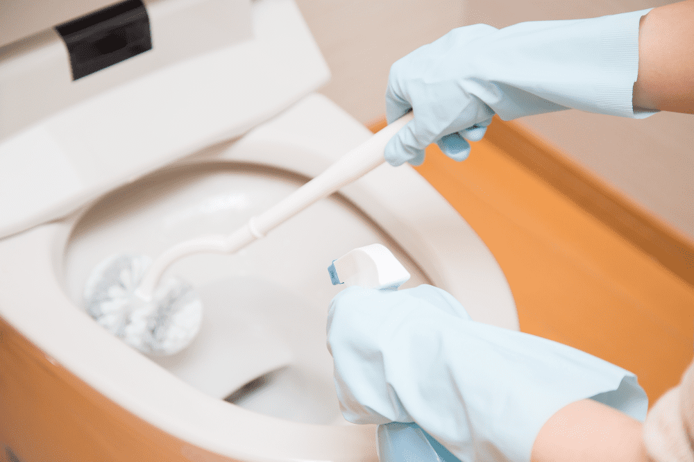 トイレクリーニングの様子の写真